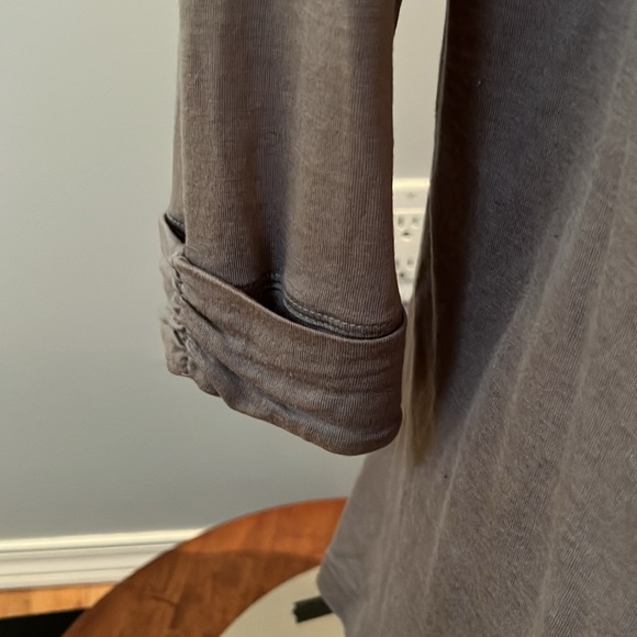 4/$20 Banana Republic Lightweight Cardigan - Picture 2 of 6